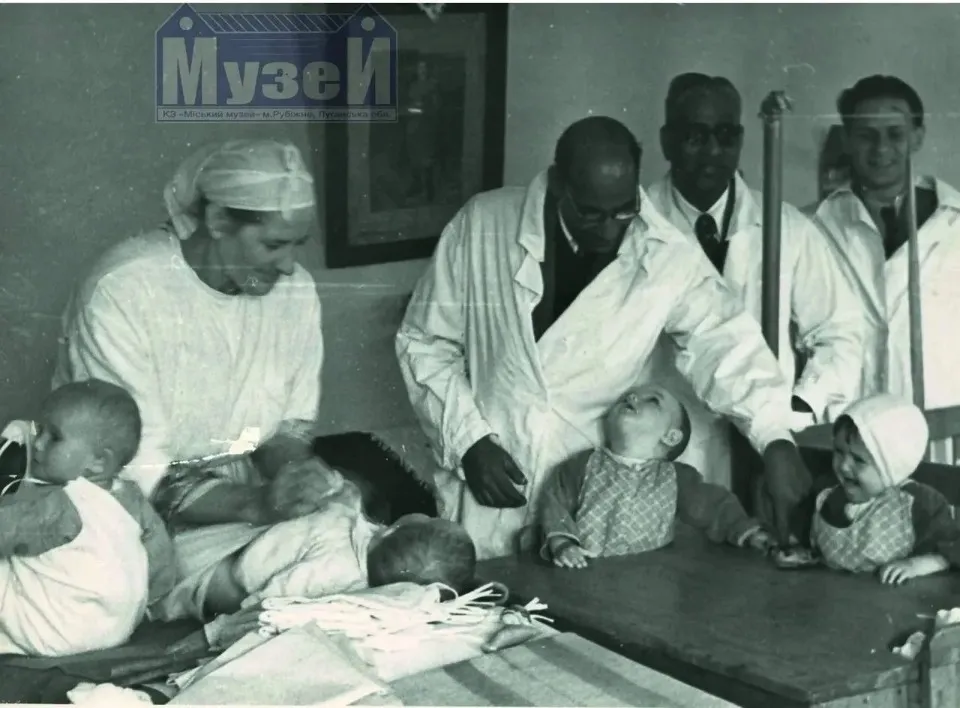 (Nursery at 21 Kirova Avenue (now Peremozhtsiv Avenue), visit of the Indian delegation, 1956).