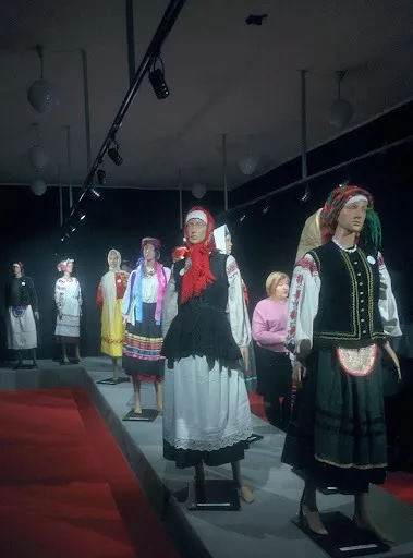 Колекція народного вбрання у Новоайдарському музеї