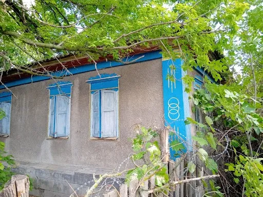 хата у селі Євсуг без орнаментів на лиштві