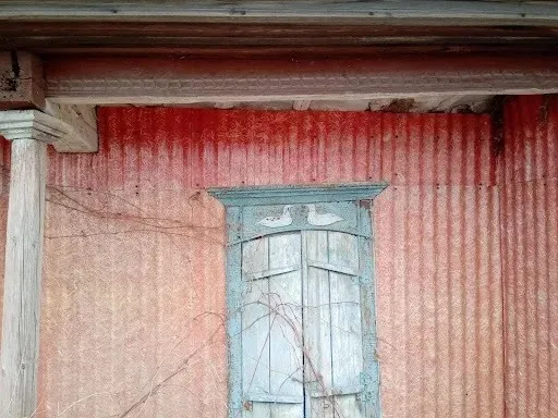Титарівка, будинок обкладений, але ставні збереглися.