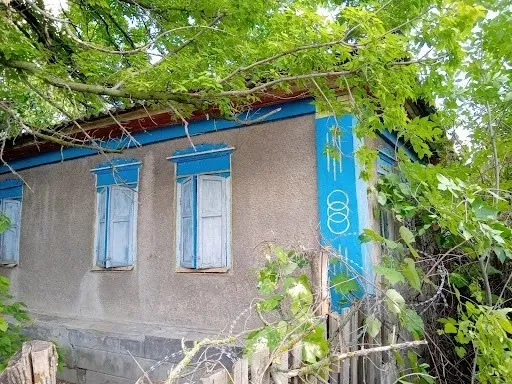 хата у селі Євсуг без орнаментів на лиштві