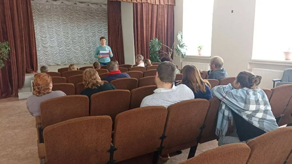 Тетяна Колесник (з російським прапором в руках)