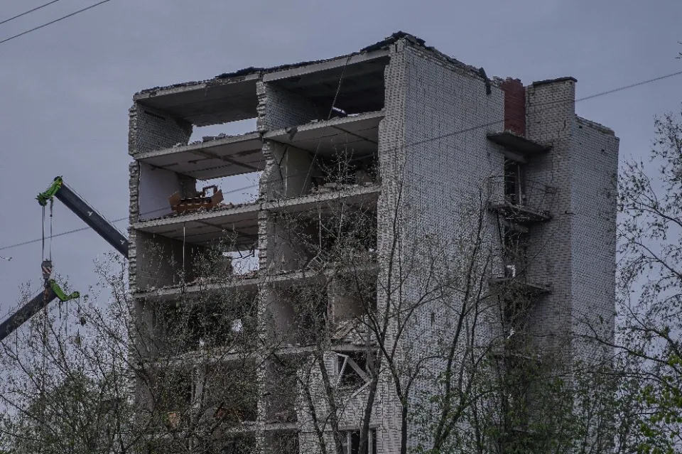 Чернігів. 17 квітня 2024 року. Будинок, в який влучила російська ракета Іскандер