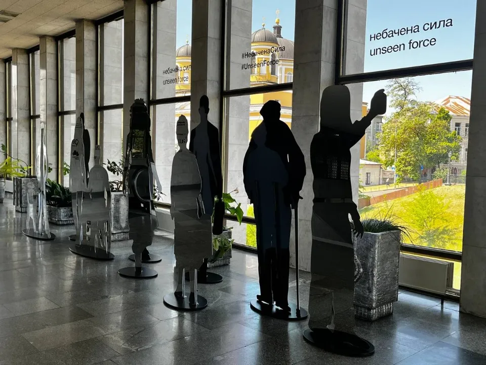 Дзеркальні фігури на виставці Незнана сила