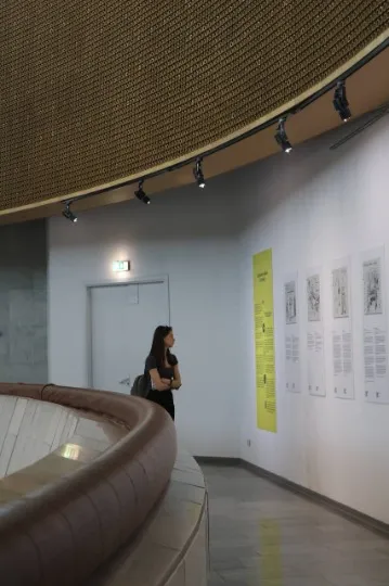 Відвідувачка виставки Незнана сила