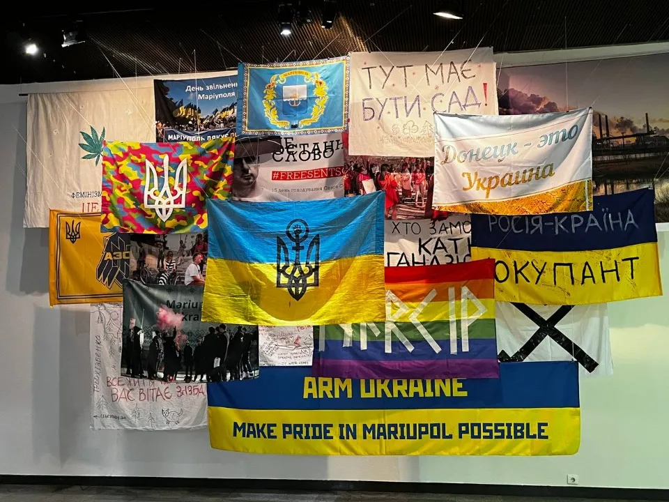 Прапори на виставці Незнана сила