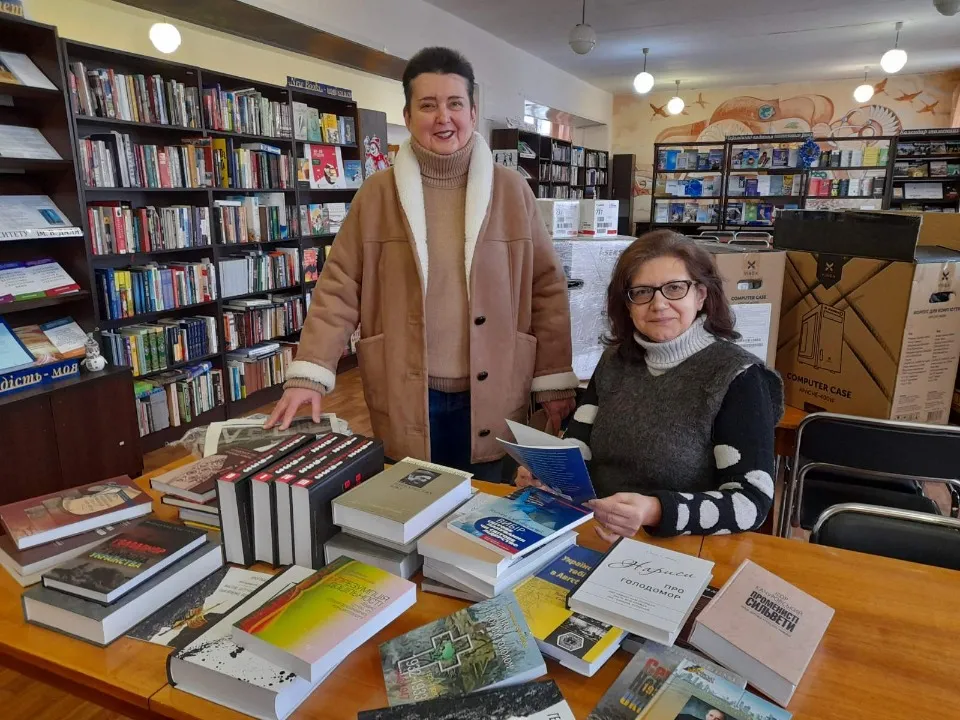 Одна з останніх фото з Бібліотеки Української Книги. Розбираємо новоприбулий пакунок книжок
