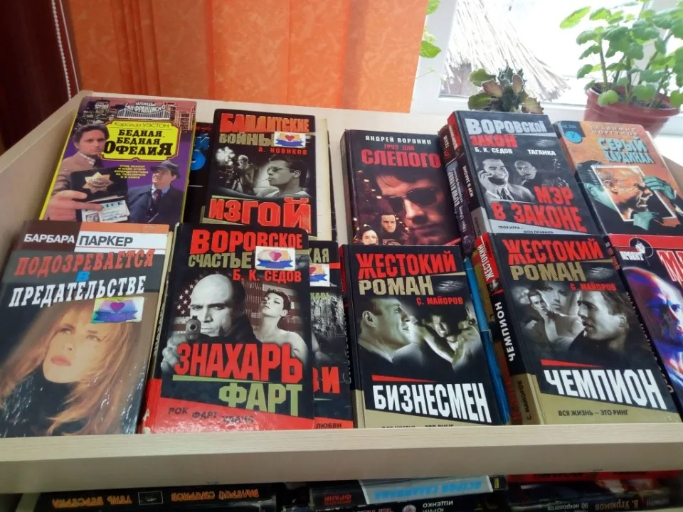 Це те, що підштовхнуло створювати БУК: експозиція в одній з бібліотек на Луганщині, 2019 р.