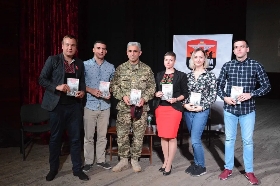 Презентація книги у червні 2018 р. у Львові разом з генерал-майором Андрієм Ковальчуком, який керува