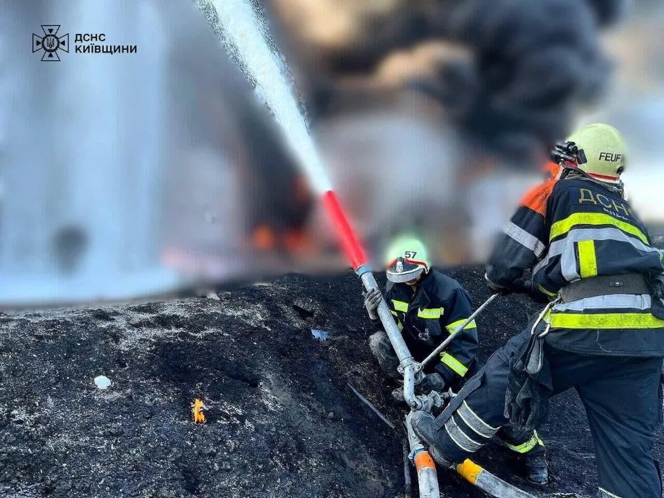 Масштабна пожежа спалахнула на Київщині: до гасіння залучили робота
