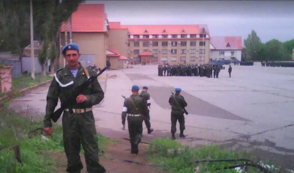 будівля офісу Transpele до та після влучання.