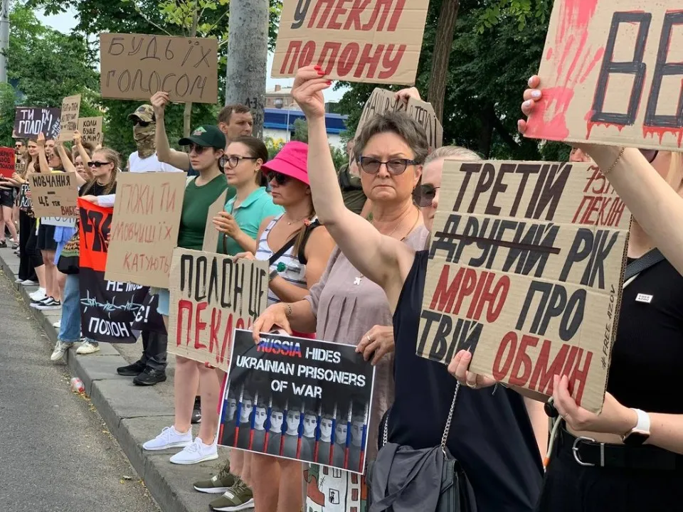 “Байдужість убиває”: у містах України відбулися акції на підтримку полонених “азовців”