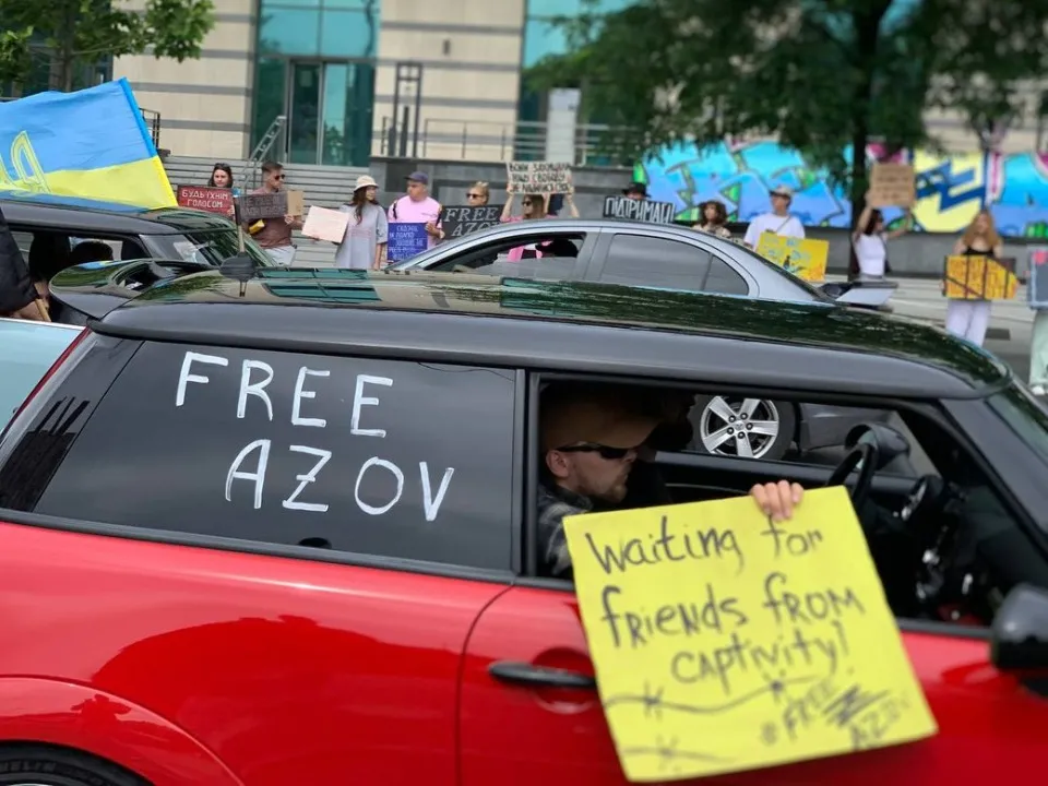 “Байдужість убиває”: у містах України відбулися акції на підтримку полонених “азовців”