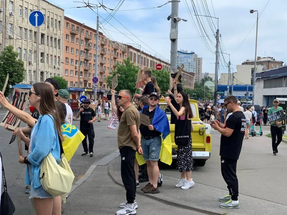 “Байдужість убиває”: у містах України відбулися акції на підтримку полонених “азовців”