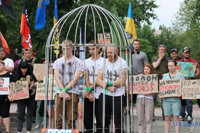 “Байдужість убиває”: у містах України відбулися акції на підтримку полонених “азовців”