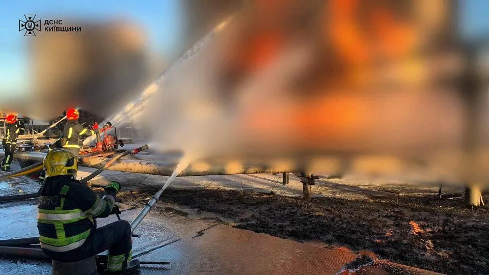 На Київщині рятувальники майже добу намагаються загасити полум’я