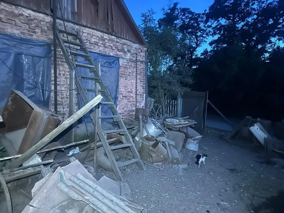 9 поранених, пошкоджені будинки та адмінбудівлі: що відомо про обстріли Донеччини