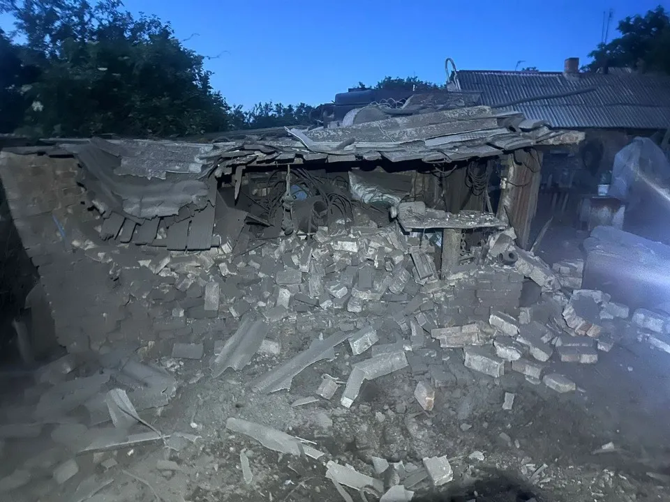 9 поранених, пошкоджені будинки та адмінбудівлі: що відомо про обстріли Донеччини