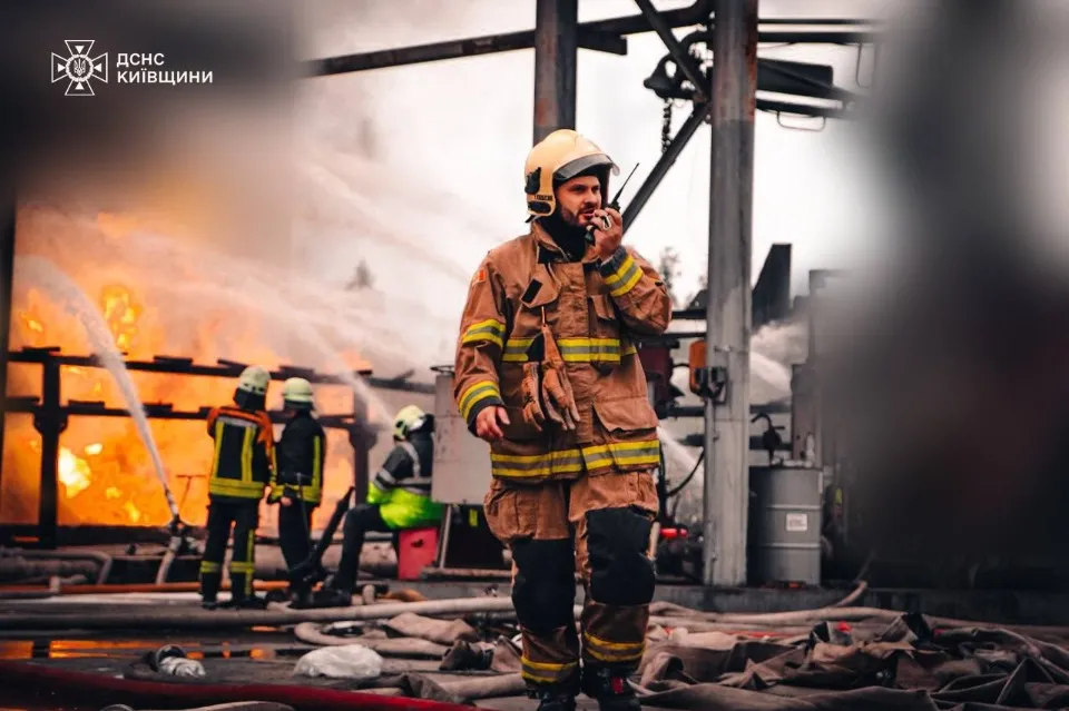 На Київщині рятувальники вже 3 добу намагаються загасити пожежу на підприємстві