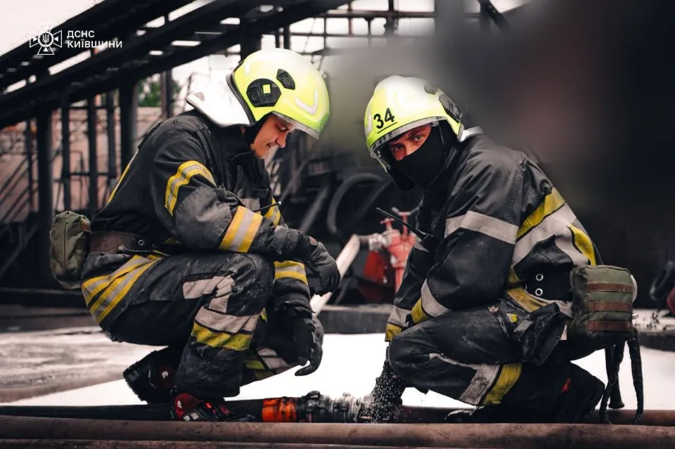 На Київщині рятувальники вже 3 добу намагаються загасити пожежу на підприємстві