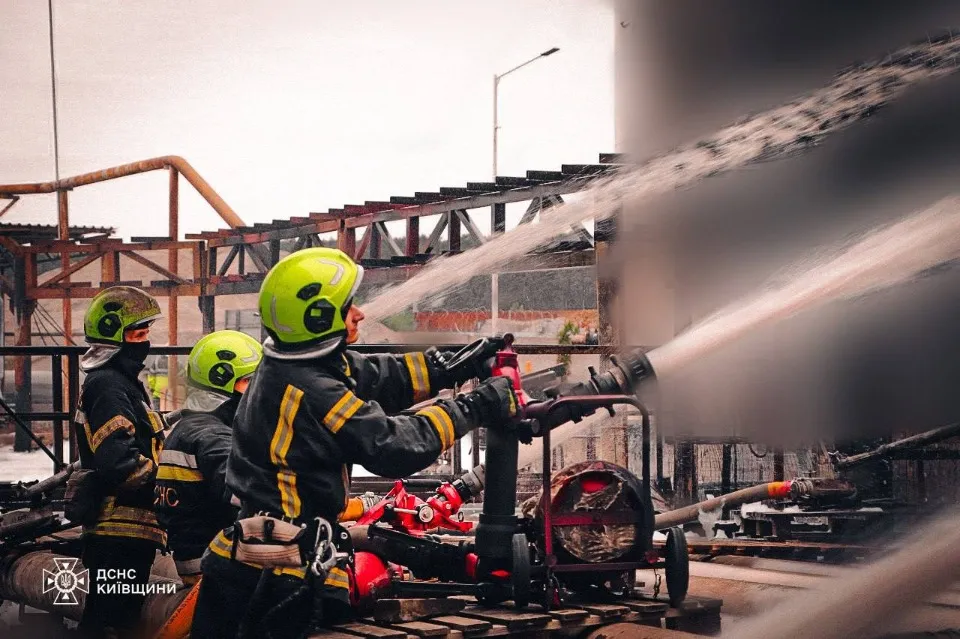 На Київщині рятувальники вже 3 добу намагаються загасити пожежу на підприємстві