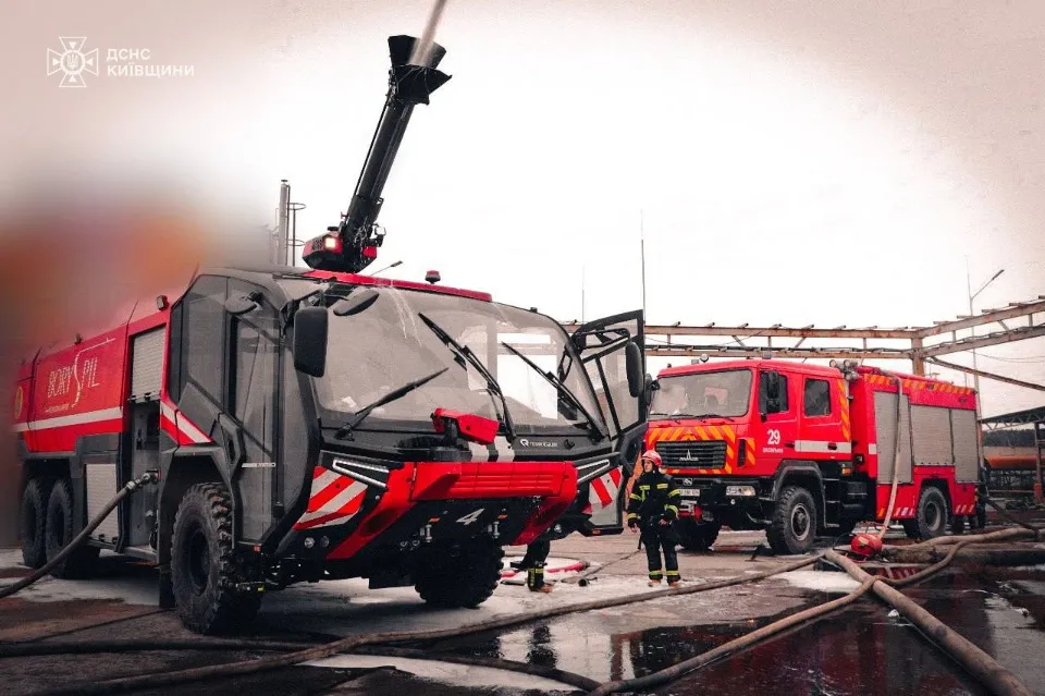 На Київщині рятувальники вже 3 добу намагаються загасити пожежу на підприємстві