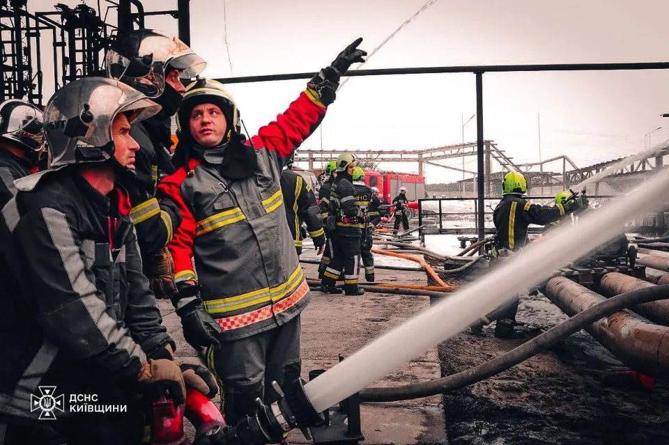 На Київщині рятувальники вже 3 добу намагаються загасити пожежу на підприємстві