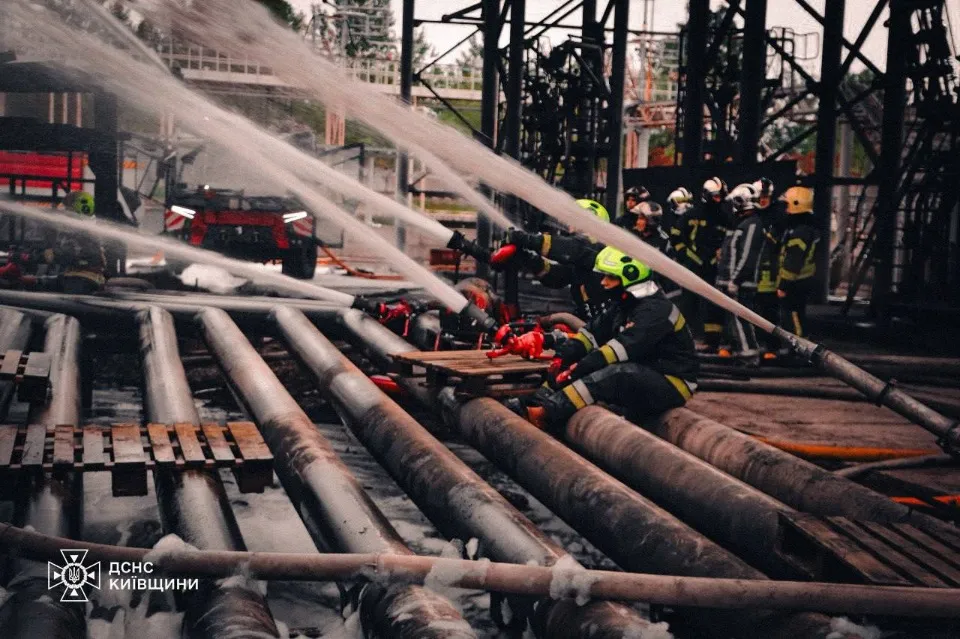 На Київщині рятувальники вже 3 добу намагаються загасити пожежу на підприємстві