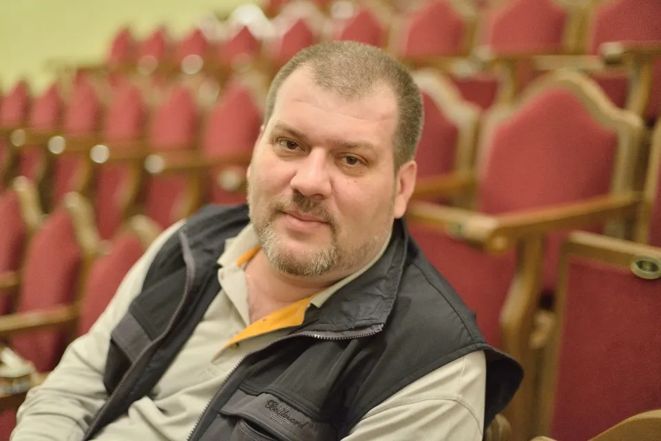 Анатолій Левченко у приміщенні Маріупольського драматичного театру, 2014 рік