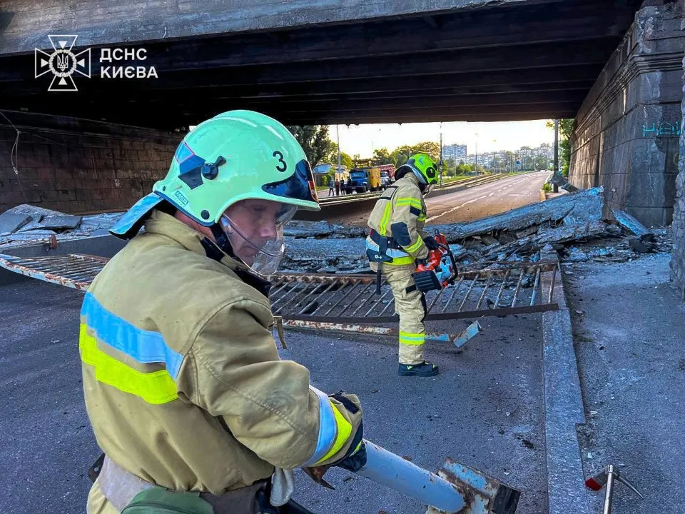 У Києві обвалився міст: що відомо