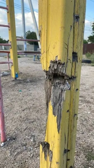 зруйнований дитячий майданчик у Маріуполі