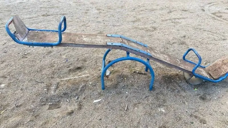 зруйнований дитячий майданчик у Маріуполі