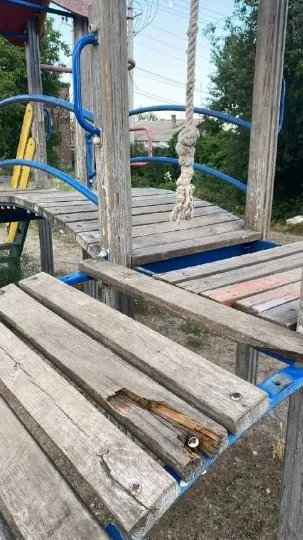 зруйнований дитячий майданчик у Маріуполі
