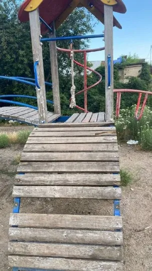 зруйнований дитячий майданчик у Маріуполі