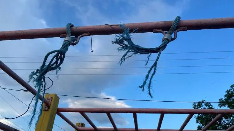 зруйнований дитячий майданчик у Маріуполі