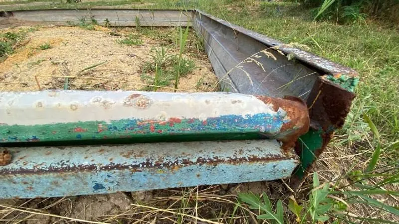 зруйнований дитячий майданчик у Маріуполі