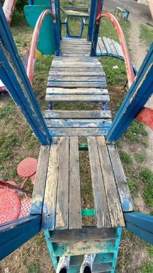 зруйнований дитячий майданчик у Маріуполі