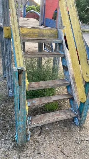 зруйнований дитячий майданчик у Маріуполі