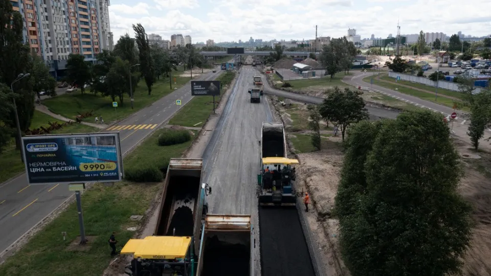 На Оболоні в Києві ремонтують дорогу