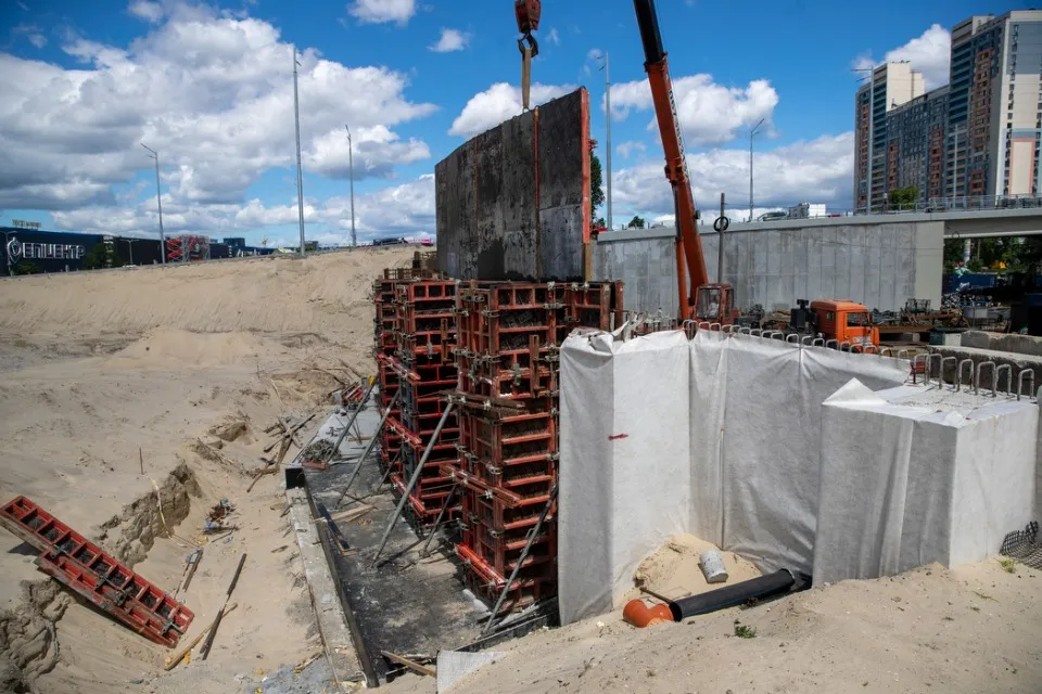 На Оболоні в Києві ремонтують дорогу