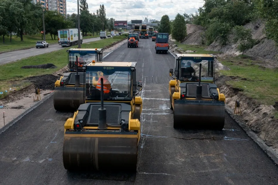 На Оболоні в Києві ремонтують дорогу