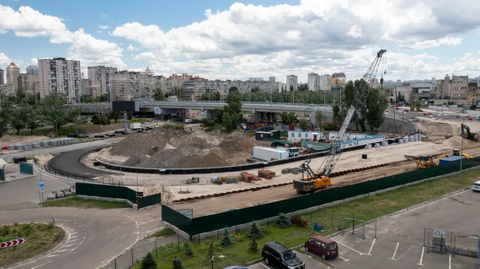 На Оболоні в Києві ремонтують дорогу