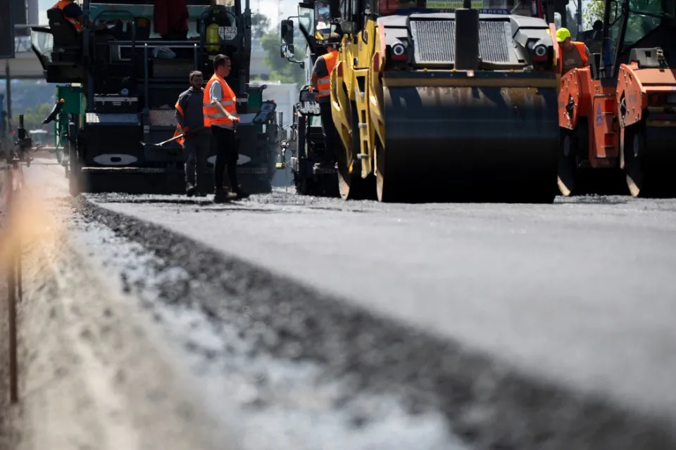 На Оболоні в Києві ремонтують дорогу