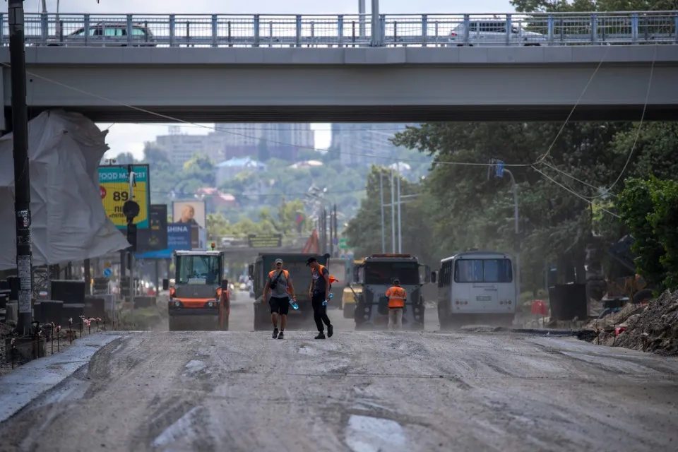 На Оболоні в Києві ремонтують дорогу