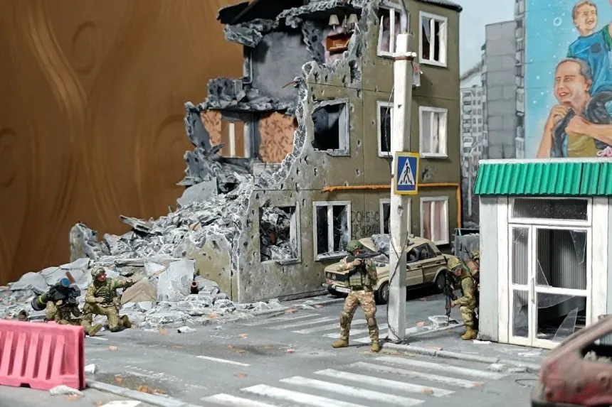 “Вітаю тебе, Бахмут”: майстер Артур Садиков присвятив свою роботу місту-фортеці