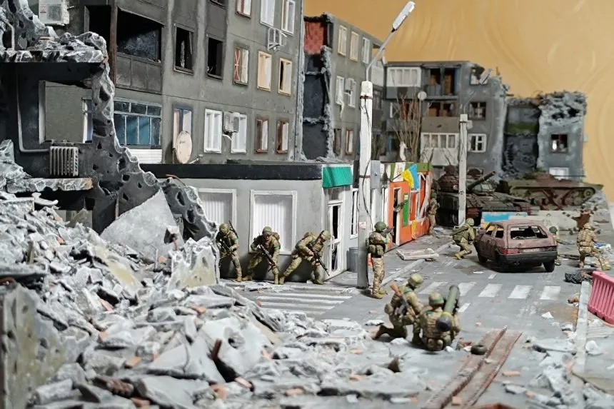 “Вітаю тебе, Бахмут”: майстер Артур Садиков присвятив свою роботу місту-фортеці