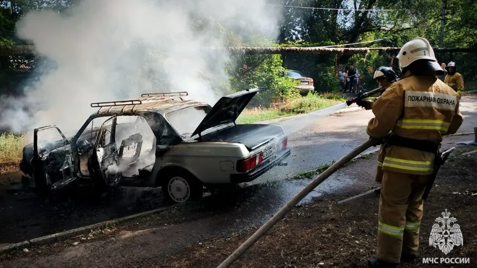у тимчасово окупованому Луганську загорівся легковий автомобіль