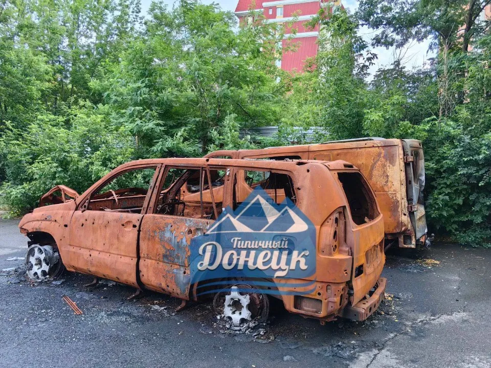 Донецьк, вулиця, закинуті машини, згорівші машини