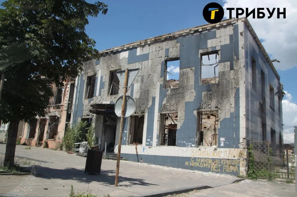 Маріуполь, зруйнована будівля