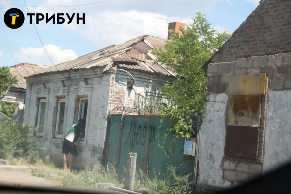 Маріуполь, приватний будинок, напис люди на паркані